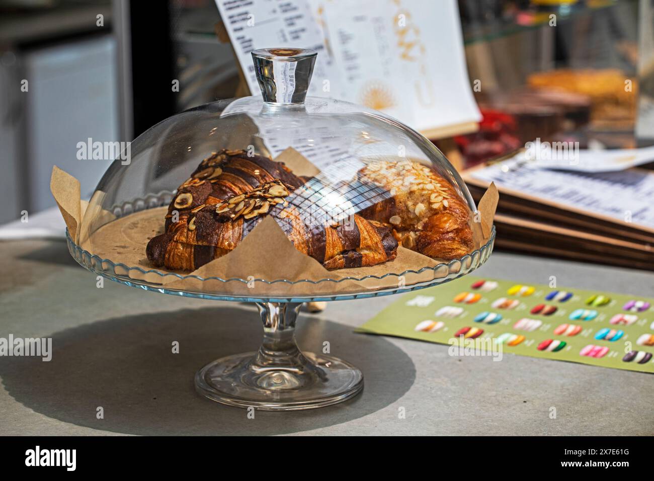 Croissants chauds exposés dans un café. Collation Banque D'Images