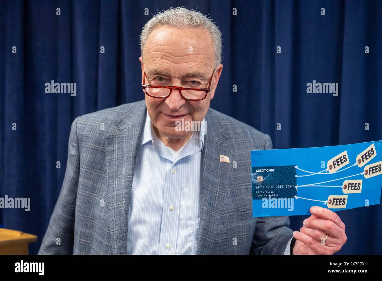 New York, États-Unis. 19 mai 2024. Le leader de la majorité au Sénat, le sénateur américain Chuck Schumer (d-NY) dit que le tribunal du Texas qui bloque maintenant le plafond des frais de retard de 8 $ devrait se ranger du côté des consommateurs dès maintenant après la nouvelle décision de la Cour suprême donne l'espoir que le plafond des frais de retard de 8 $ pourrait survivre à New York. Crédit : SOPA images Limited/Alamy Live News Banque D'Images