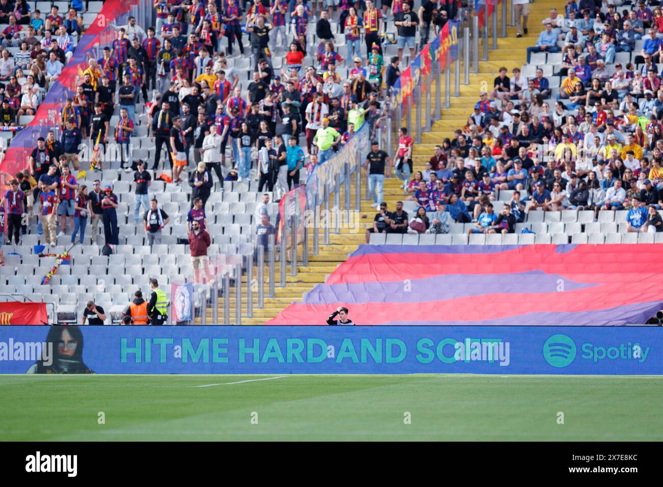 Barcelone, Espagne. 19 mai 2024. Une bannière montre le nouvel album de Billie Eilish lors du match LaLiga EA Sports entre le FC Barcelone et le Rayo Vallecano aux Estadi Olimpic Lluis Companys. Crédit : Christian Bertrand/Alamy Live News Banque D'Images