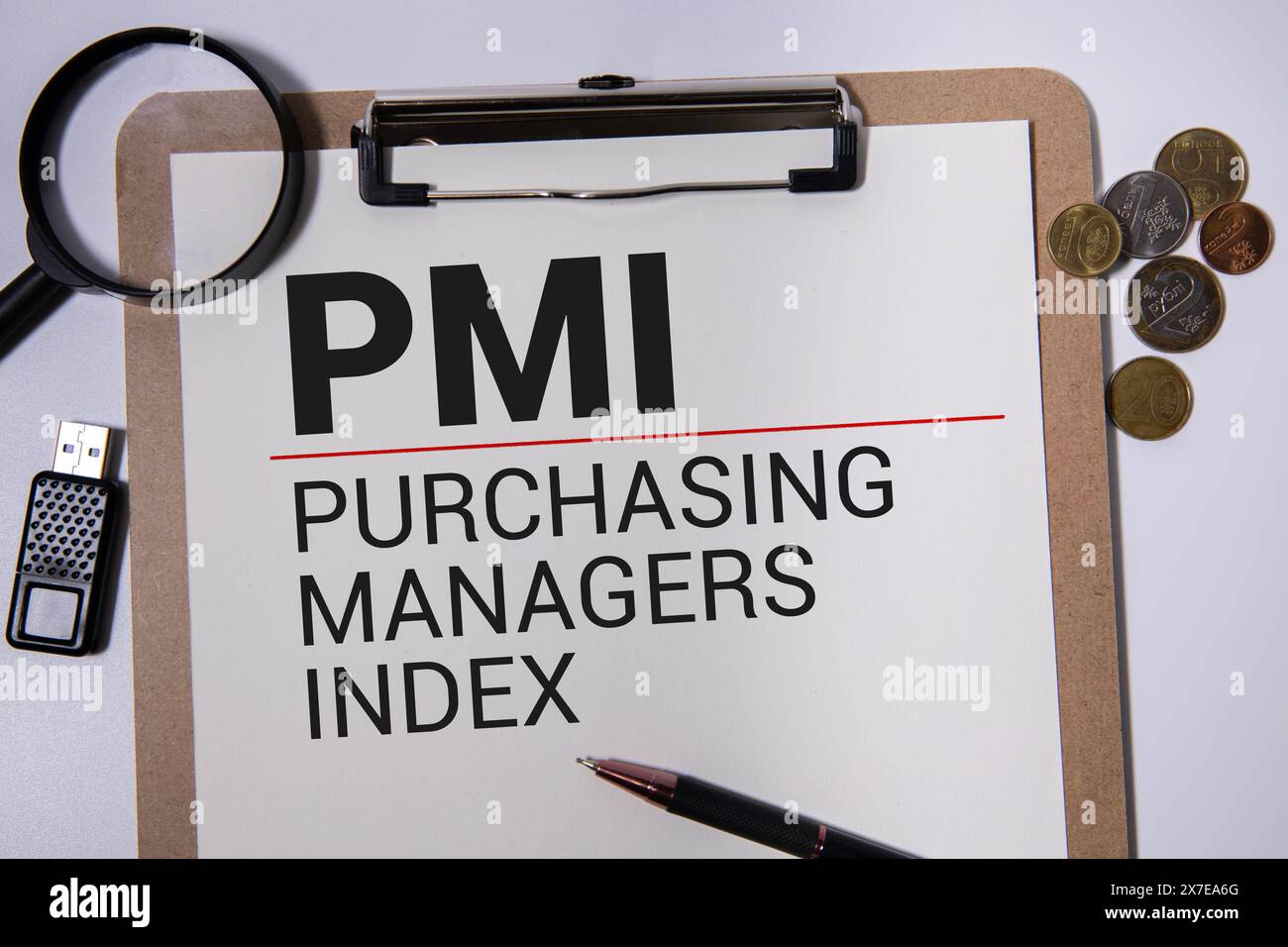 Texte PMI sur le cube de bois se pose sur carte bougie document papier , concept de données économiques. Banque D'Images