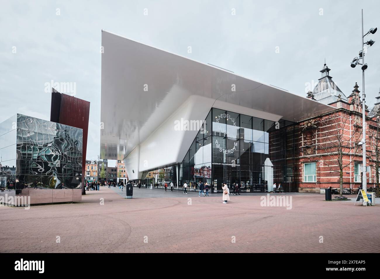 Pays-Bas, Amsterdam - 10 avril 2024 : Stedelijk Museum Amsterdam ou le Musée Municipal Amsterdam est un musée d'art moderne Banque D'Images