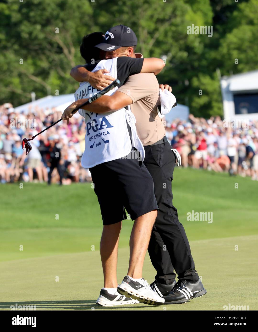 Louisville, États-Unis. 19 mai 2024. Xander Schauffele célèbre avec son caddie après avoir remporté le championnat PGA 2024 sur le dix-huitième green au parcours de golf Valhalla le dimanche 19 mai 2024 à Louisville, Kentucky. Photo de John Sommers II/UPI crédit : UPI/Alamy Live News Banque D'Images