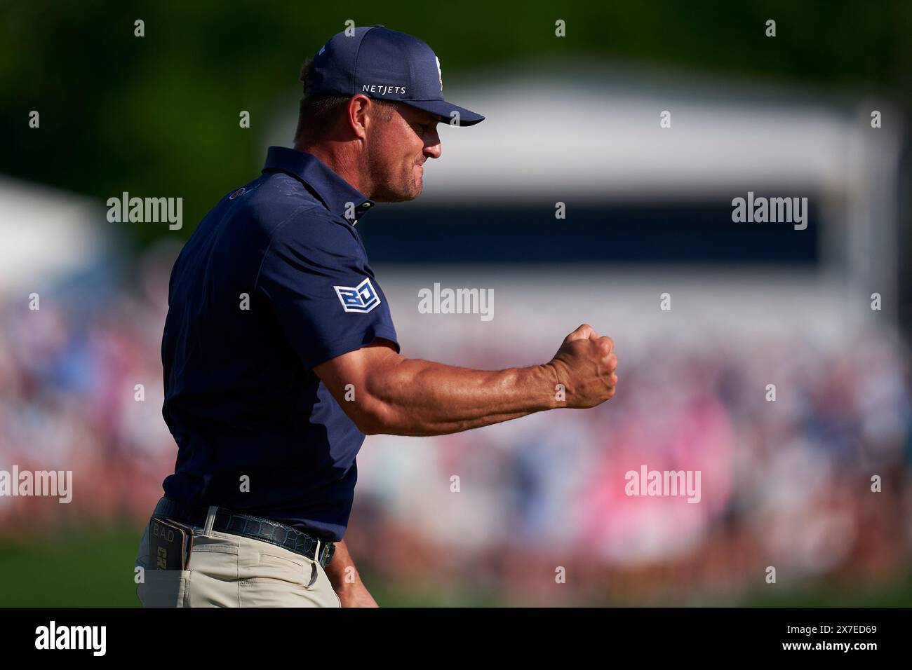 Bryson DeChambeau des États-Unis célèbre son birdie dans le 18e trou lors de la quatrième ronde du Championnat PGA 2024 au Valhalla Golf Club o Banque D'Images