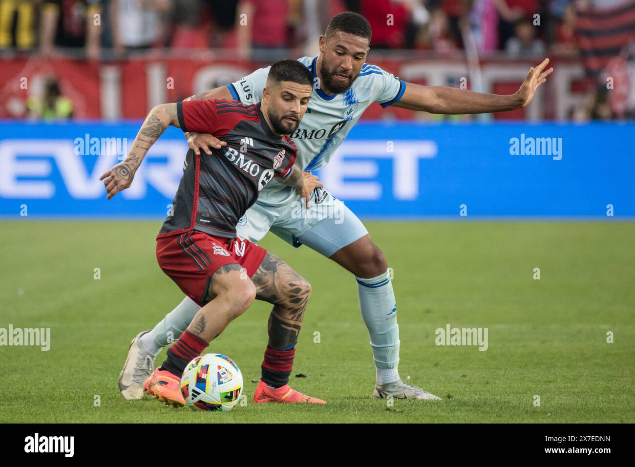 Toronto, Canada. 18 mai 2024. Lorenzo insigne #24 (G) et George Campbell #24 (d) vus en action lors du match de la MLS entre Toronto FC et CF Montréal au BMO Field. Scores finaux ; Toronto 5:1 Montréal. (Photo par Angel Marchini/SOPA images/SIPA USA) crédit : SIPA USA/Alamy Live News Banque D'Images