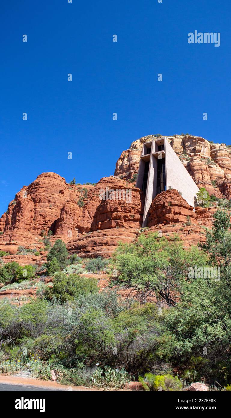 Un moment spirituel à la chapelle de la Sainte croix en Arizona par une belle journée claire avec un ciel bleu. Banque D'Images