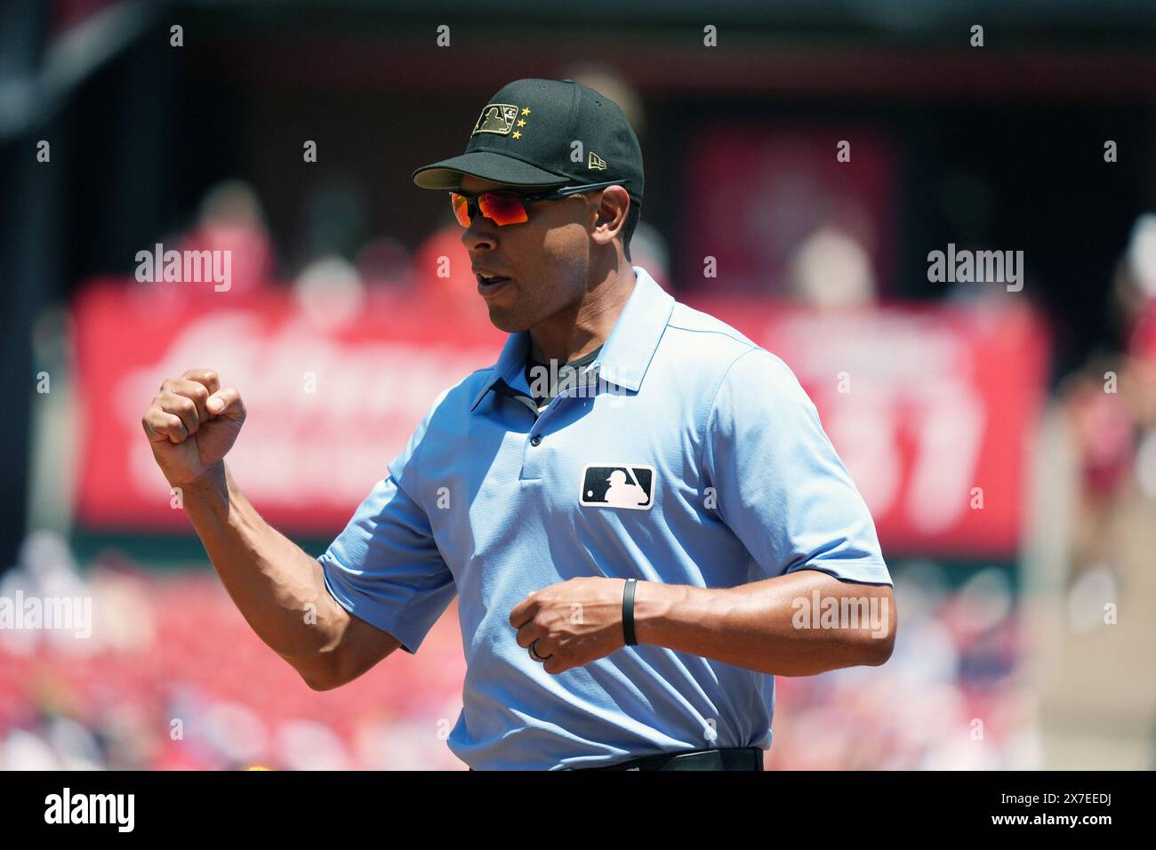 Louis, États-Unis. 19 mai 2024. Le juge-arbitre Jeremie Rehak signale que Jarren Duran, batteur des Boston Red Sox, est sorti en troisième manche lors d'un match avec les membres Louis Cardinals au Busch Stadium à mis Louis le dimanche 19 mai 2024. Photo de Bill Greenblatt/UPI crédit : UPI/Alamy Live News Banque D'Images