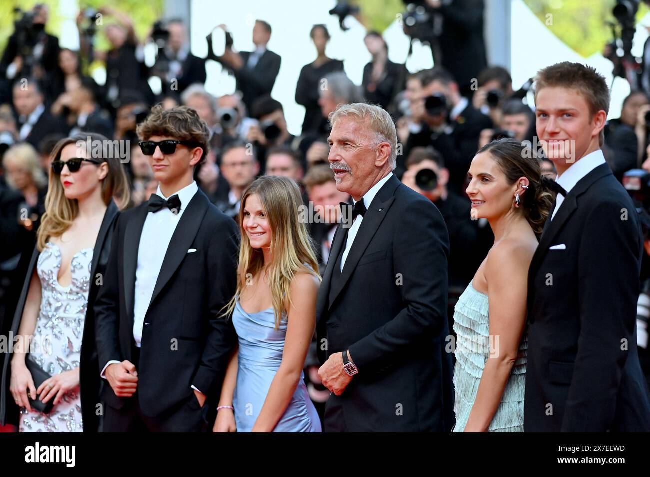 (G à d) Lily Costner, Hayes Costner, Grace Avery Costner, Kevin Costner, Annie Costner et Cayden Wyatt Costner assistent au tapis rouge « Horizon : an American Saga » au 77e Festival annuel de Cannes au Palais des Festivals le 19 mai 2024 à Cannes, France. Photo de Franck Castel/ABACAPRESS. COM Banque D'Images