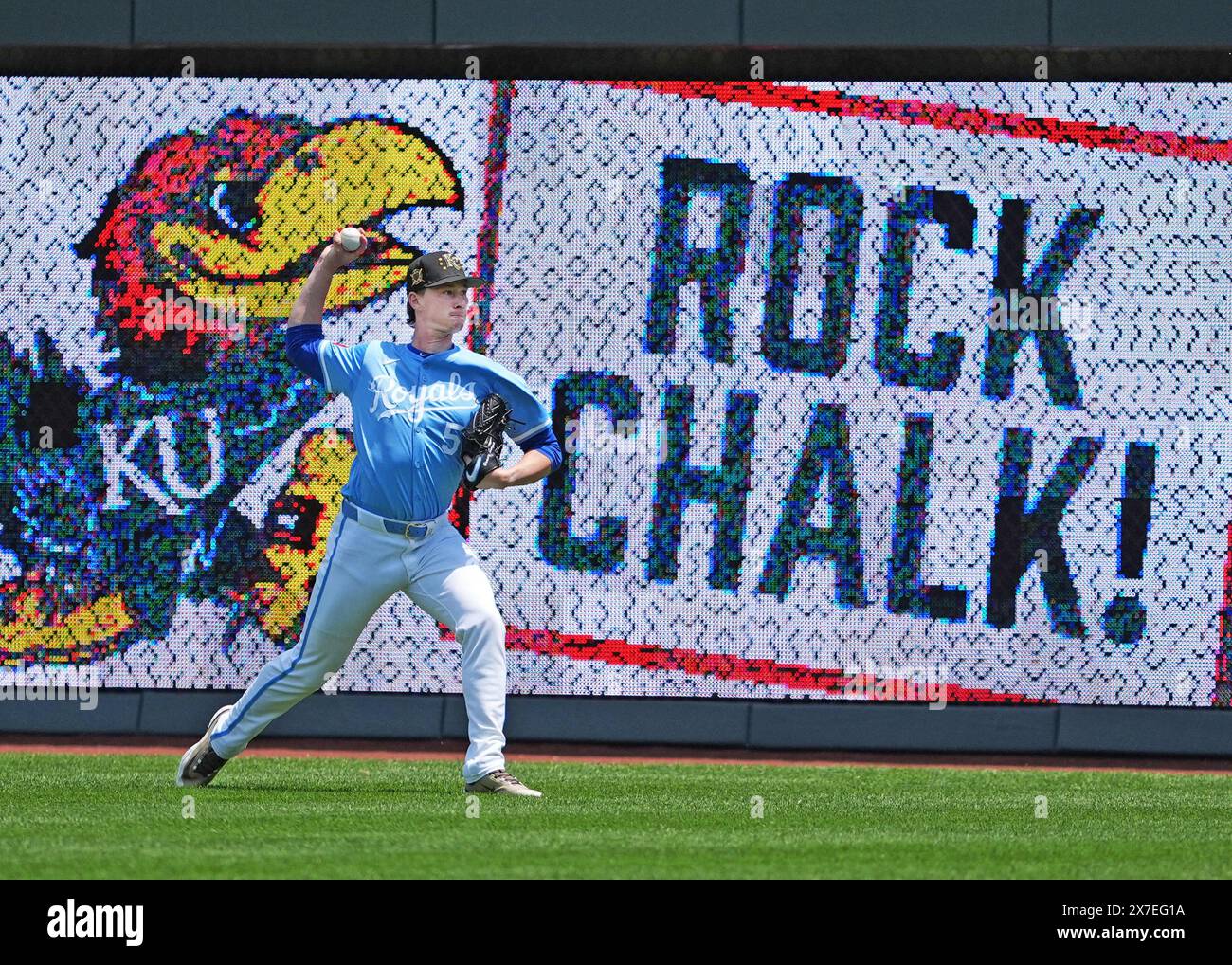 Kansas City, Missouri, États-Unis. 19 MAI 2024 : Brady Singer (51), lanceur des Royals de Kansas City, se réchauffe en extérieur pendant les prématchs au Kauffman Stadium de Kansas City, Missouri. Jon Robichaud/CSM. Crédit : Cal Sport Media/Alamy Live News Banque D'Images