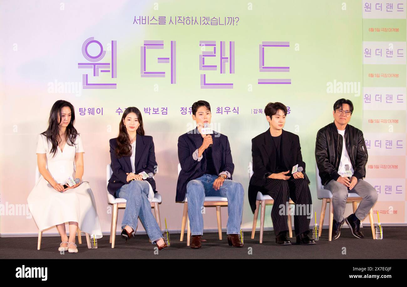 Tang Wei, Bae Suzy, Park Bo-Gum, Choi Woo-Shik et Kim Tae-YONG, 9 mai 2024 : (de gauche à droite) les acteurs Tang Wei, Bae Suzy, Park Bo-Gum et Choi Woo-Shik avec le réalisateur Kim Tae-Yong assistent à une conférence de presse du film coréen 'Wonderland' à Séoul, en Corée du Sud. Le film fantastique de science-fiction tourne autour des personnes qui utilisent un service d'IA appelé 'Wonderland' qui leur permet de communiquer avec leurs proches décédés par des appels vidéo. Crédit : Lee Jae-won/AFLO/Alamy Live News Banque D'Images