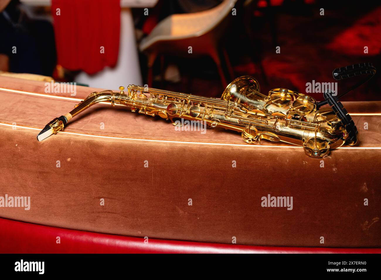 Instrument de musique Alto Saxophone sur fond noir, Saxophone, Saxophone en laiton Banque D'Images