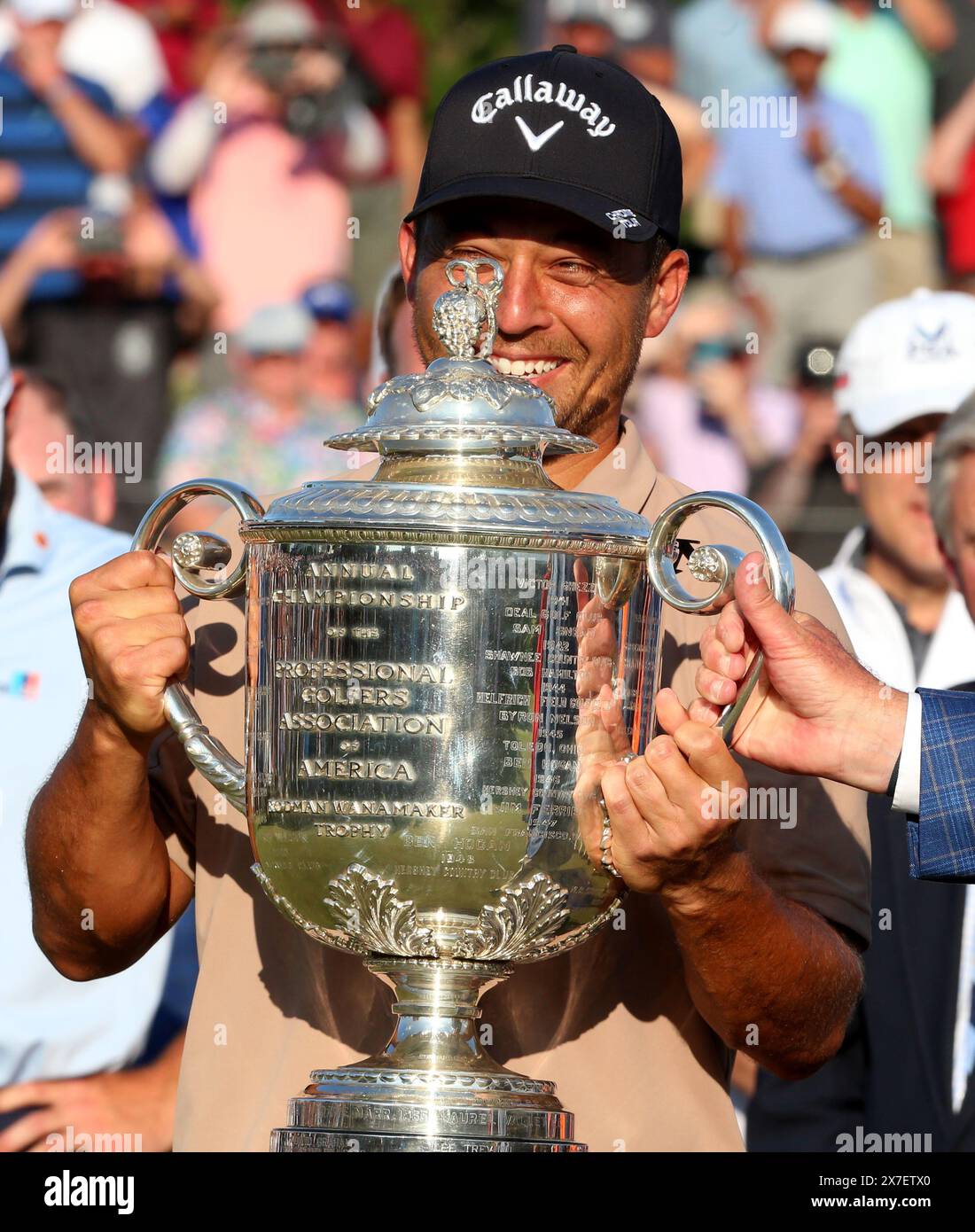 Louisville, États-Unis. 18 mai 2024. Xander Schauffele célèbre avec le trophée du championnat sur le dix-huitième green après avoir remporté le championnat PGA 2024 au parcours de golf Valhalla le dimanche 19 mai 2024 à Louisville, Kentucky. Photo de Ben Morris/UPI crédit : UPI/Alamy Live News Banque D'Images