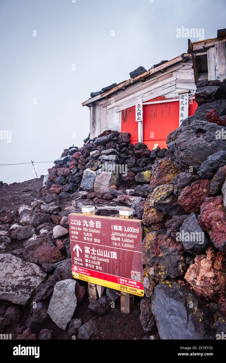 MT. Fuji, JAPON - 1er août 2016 : panneau indicateur pour le sentier du Mont Fuji jusqu'au sommet. Banque D'Images