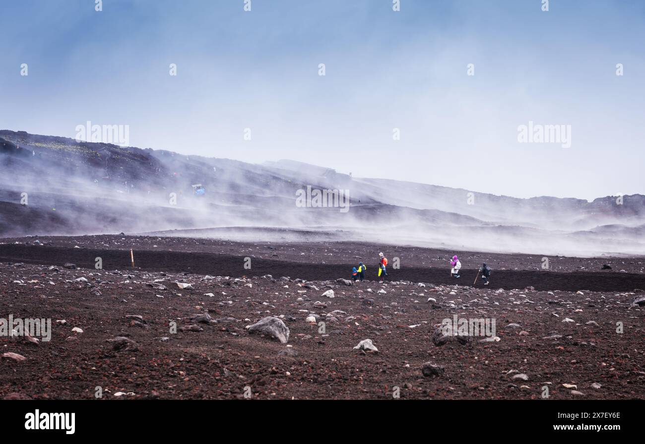 MT. Fuji, JAPON - 1er août 2016 : les randonneurs traversent un paysage volcanique désolant au sommet du Mont Fuji. Banque D'Images