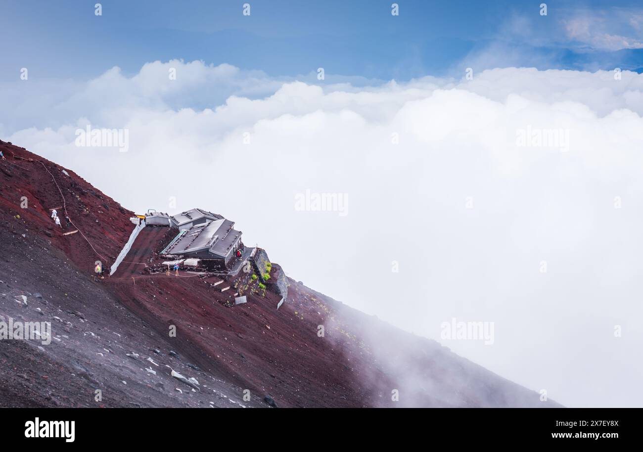 MT. Fuji, JAPON - 1er août 2016 : des brumes tourbillonnent autour de l'arrêt de repos près du sommet du mont Fuji. Banque D'Images