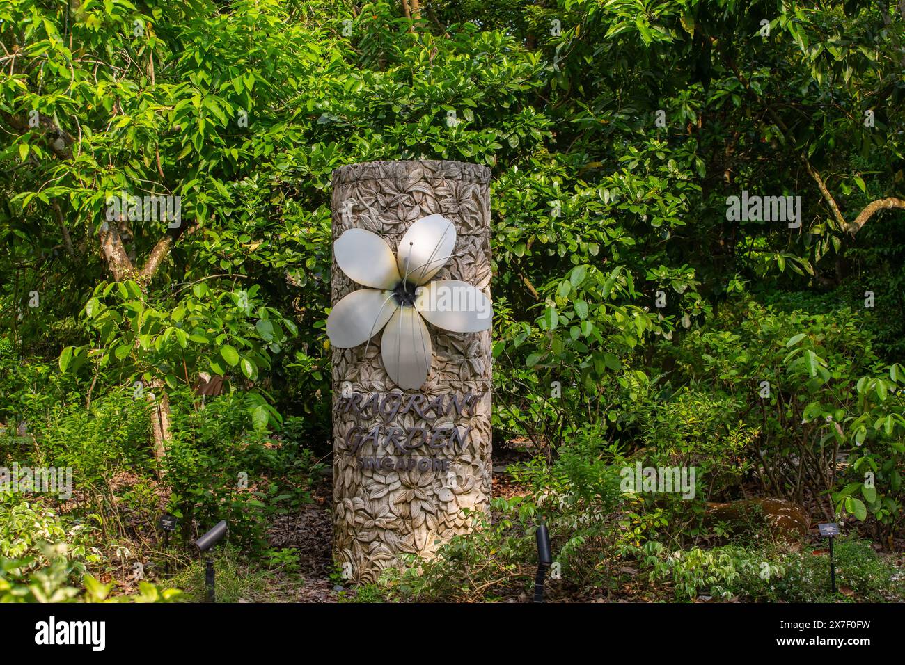 Structure de pilier avec conception de pétales de fleurs marquant l'entrée du jardin parfumé, situé dans les jardins botaniques de Singapour. Banque D'Images