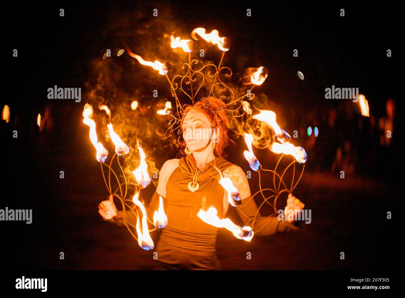 Adélaïde, Australie. 18 mai 2024. Un pyromanceur vu en train de se produire pendant le rituel. Des centaines de personnes vêtues de masques et de costumes magiques se sont rassemblées à Mylor Oval à Adélaïde, en Australie, le 18 mai pour célébrer les coutumes du village et les traditions rituelles du Royaume-Uni, avec une procession aux flambeaux, la danse pyromanceur et le congédiement du Wickerman. Crédit : SOPA images Limited/Alamy Live News Banque D'Images