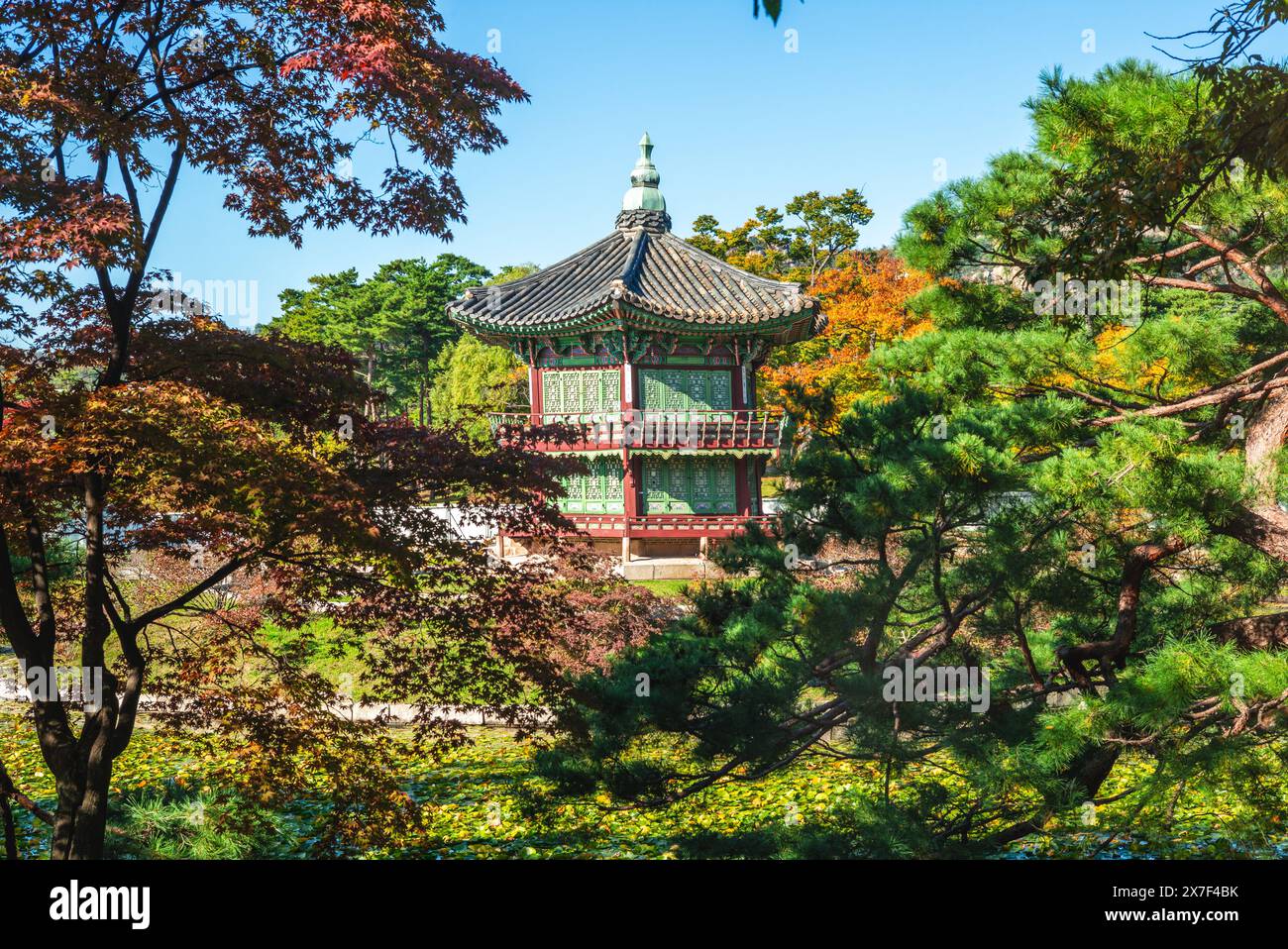 Pavillon Hyangwonjeong situé au palais Gyeongbokgung à Séoul, Corée du Sud Banque D'Images