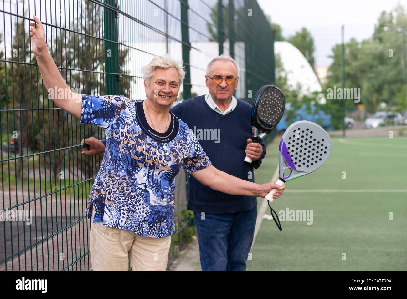 Portrait d'une femme senior sportive en forme de padel jouant au padel sur terrain ouvert le jour d'été, prête à frapper la balle. Concept de santé et de mode de vie actif.. Banque D'Images