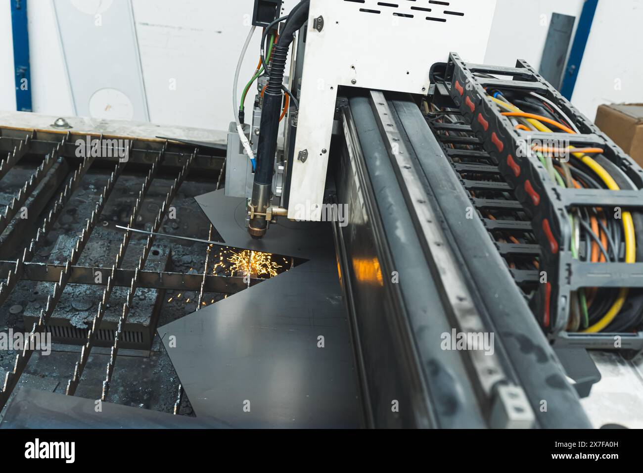Découpe plasma cnc industrielle de plaque métallique, travail de machine de production de guitare, concept d'usine. Photo de haute qualité Banque D'Images