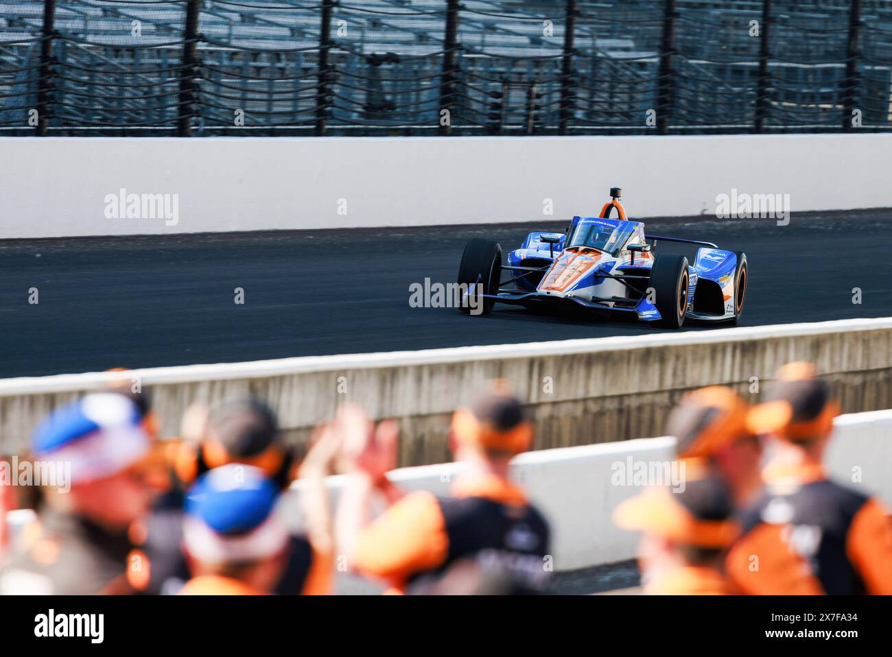 Indianapolis, États-Unis. 19 mai 2024. Kyle Larson vole tout de suite à plus de 230 miles par heure pendant les qualifications 'Fast 6' pour l'Indy 500 2024 à Indianapolis Motor Speedway. Crédit : SOPA images Limited/Alamy Live News Banque D'Images