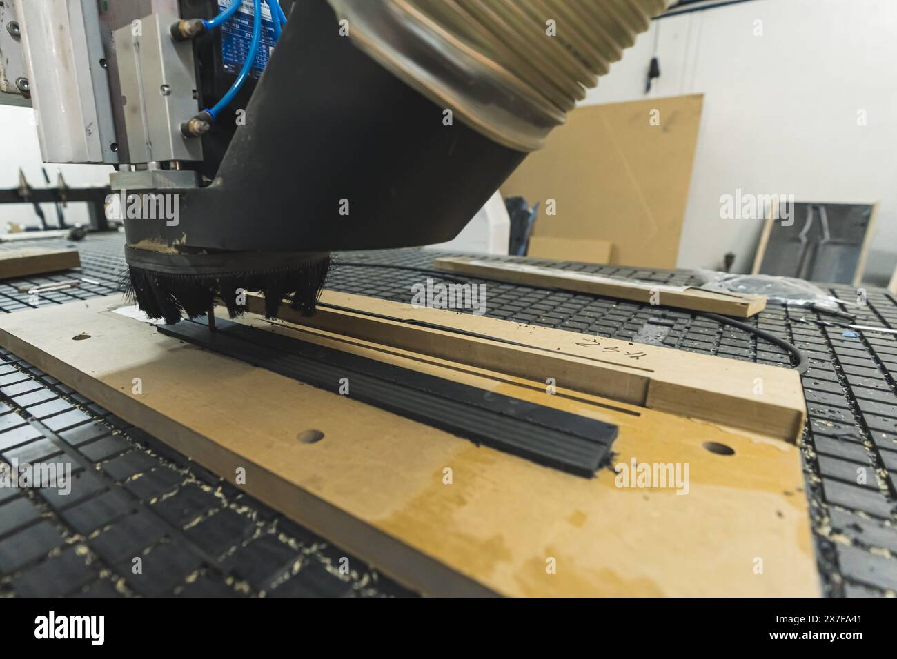 le processus de travail sur la production de touche de guitare, machine de fraisage gros plan. Photo de haute qualité Banque D'Images