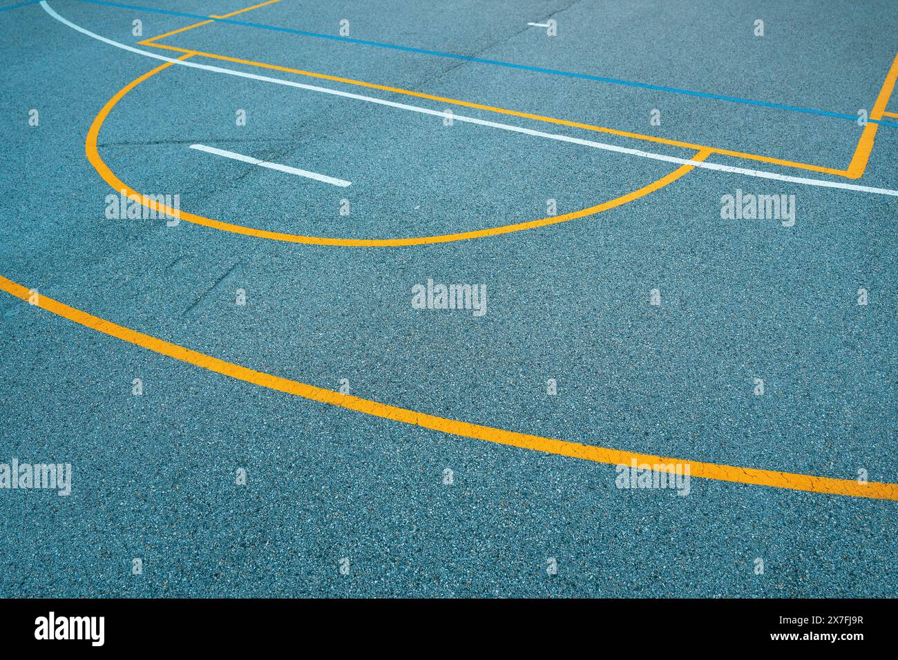 Lignes de terrain de basket-ball extérieur et marques sur le sol en béton, fond abstrait de Street ball, mise au point sélective Banque D'Images