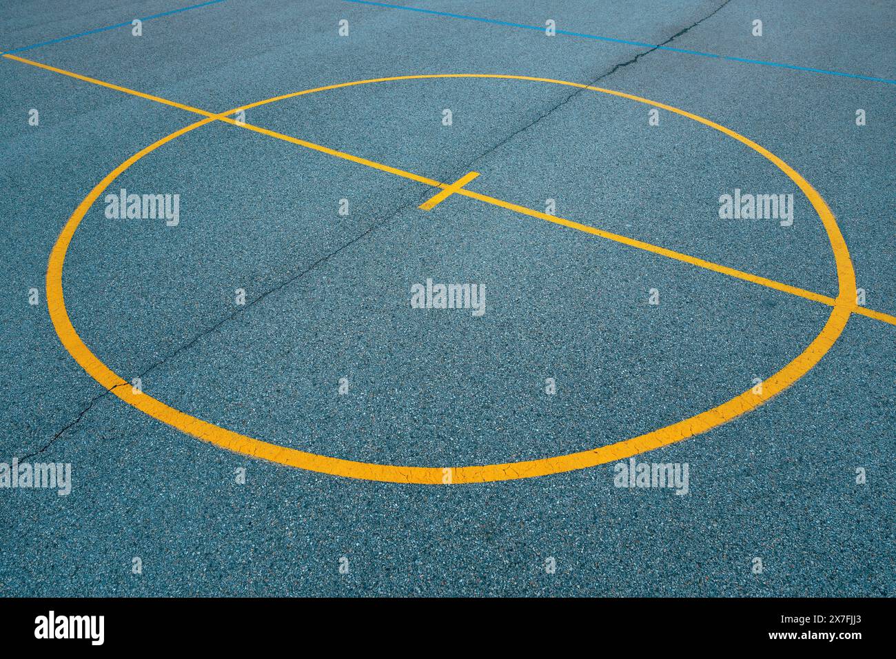 Cercle central sur les lignes de terrain de basket-ball extérieur et les marquages sur le sol en béton, fond abstrait de boule de rue, mise au point sélective Banque D'Images