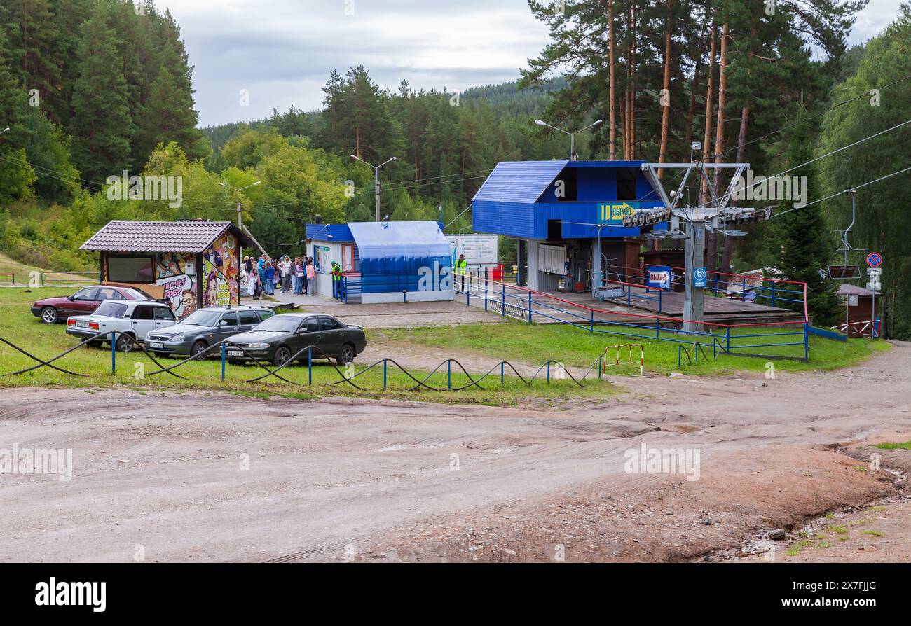 Belokurikha, Russie - 19 août 2022 : file d'attente de touristes à la station de téléphérique inférieure de la station balnéaire de Belokurikha Banque D'Images