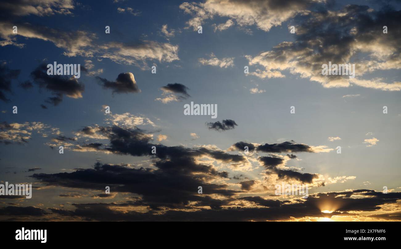 Ciel dramatique avec des nuages blancs. Banque D'Images