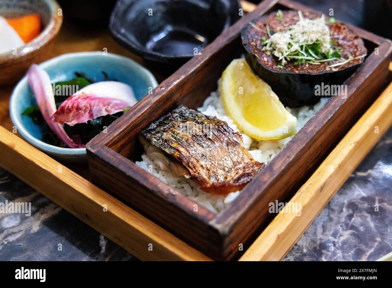 Poisson grillé et aubergine au restaurant japonais omakase Kibako, Londres, Angleterre Banque D'Images