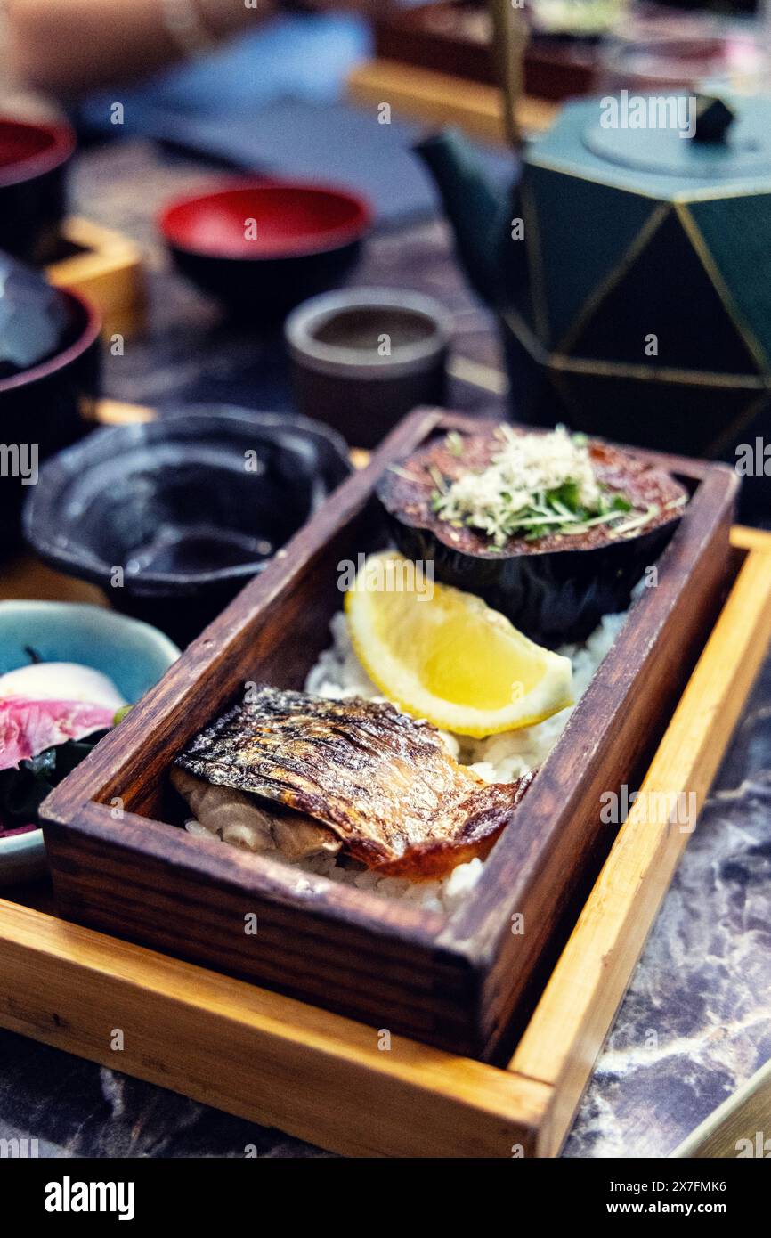 Poisson grillé et aubergine au restaurant japonais omakase Kibako, Londres, Angleterre Banque D'Images