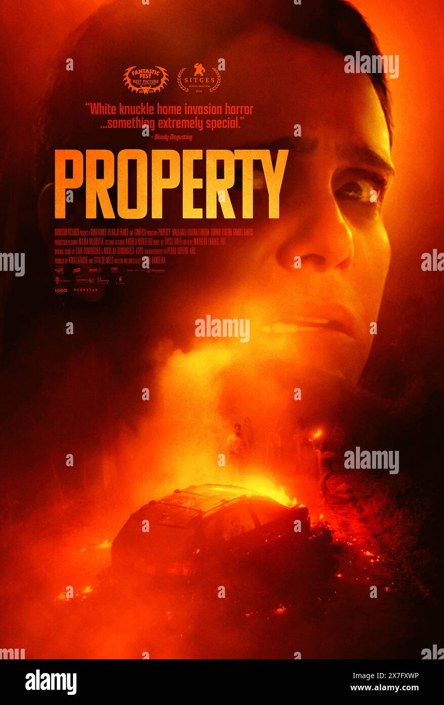 Property (2022) réalisé par Daniel Bandeira et mettant en vedette Carlos Amorim, Anderson Cleber et Zuleika Ferreira. Horreur brésilienne à propos d'une fermière reclue qui s'enferme dans sa propre voiture blindée lorsque ses ouvriers se révoltent. Affiche US d'une feuille.***USAGE ÉDITORIAL SEULEMENT*** crédit : BFA / Darkstar Pictures Banque D'Images