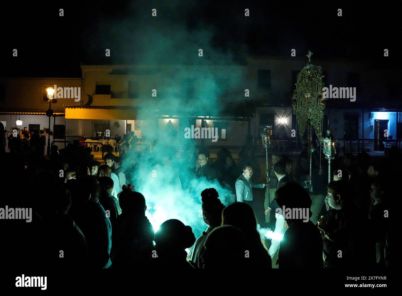 The Simpecado of the brotherhood of El Rocío de Triana, performing the rosary prior to the departure of the Virgen del Rocío through the streets of the village, on May 20, 2024 in Huelva (Andalusia, Spain). The miracle happened again, at 3 a.m. on Pentecost Monday, the people of Almonte jumped over the fence to take the Virgin in procession through the streets of the village. 20 MAY 2024 Joaquin Corchero / Europa Press 05/20/2024 (Europa Press via AP) Banque D'Images