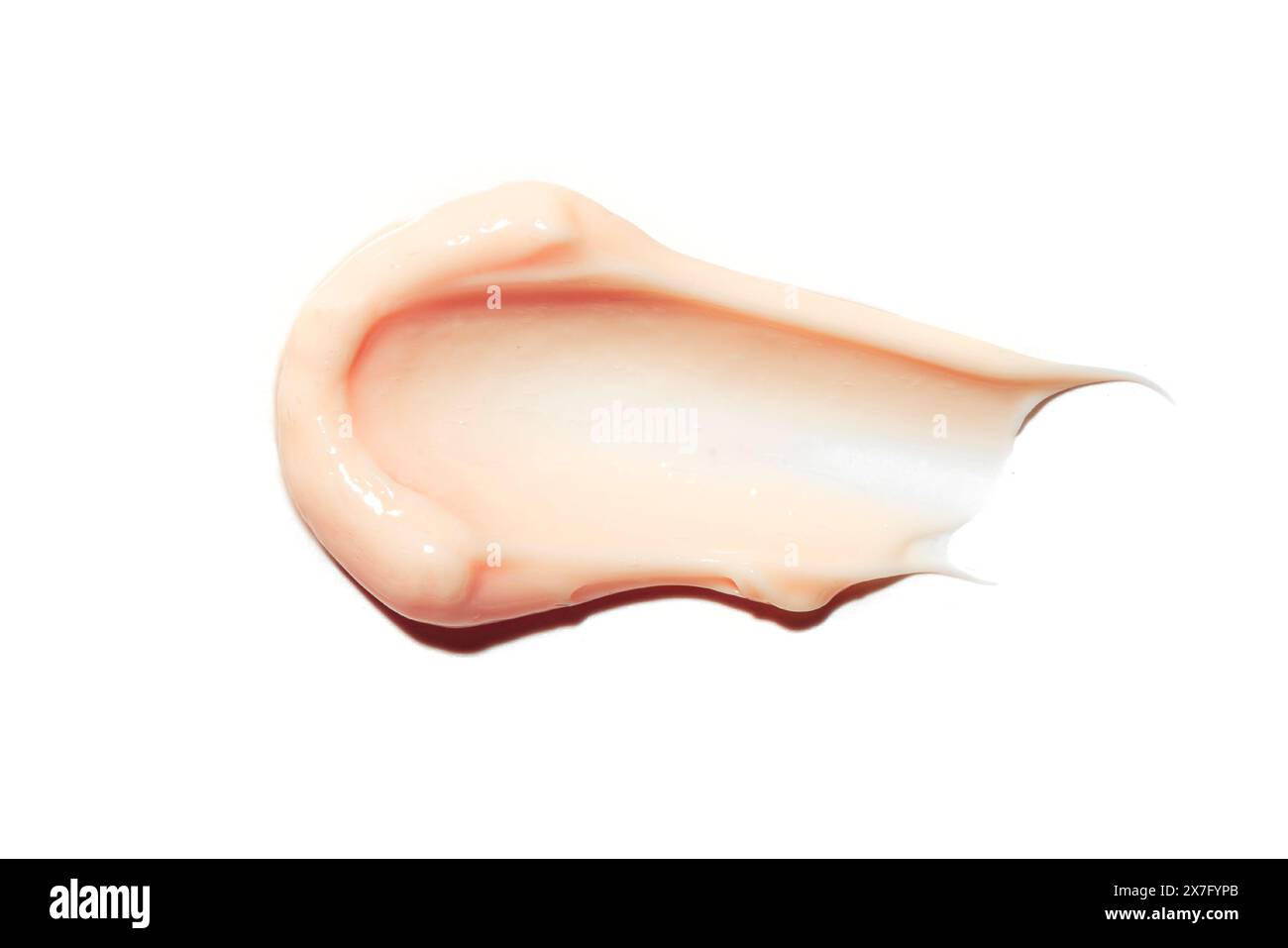 Échantillon d'échantillon de crème cosmétique de pêche rose isolé sur fond blanc. Frottis de rétinol anti-âge de beauté, lotion pour le corps, tampon hydratant. Banque D'Images