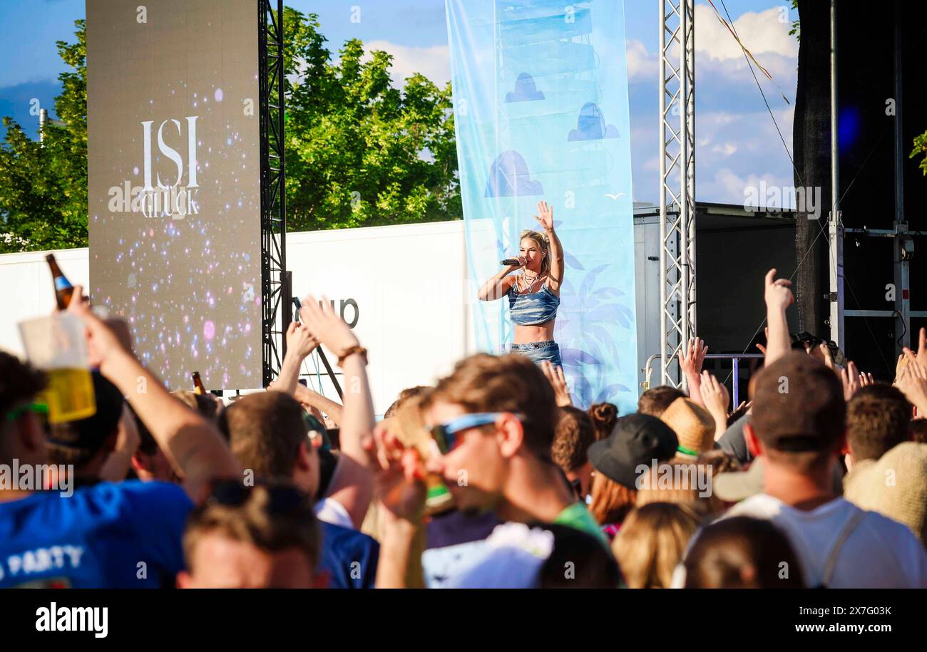 20.05.2024, Landshut, GER, Unterwegs in BAYERN, Mallorca Sommer Festival 2024, im Bild ISI Glück, Isabell Glueck, Glueck ISI, ISI Glück * 11. Februar 1991 als Isabel Gülck 1 in Elmshorn, Schleswig-Holstein 2 ist eine deutsche Partyschlagersängerin und Schönheitskönigin. Seit 2017 tritt sie regelmäßig im Mega-Park auf Mallorca auf., *** 20 05 2024, Landshut, GER, Unterwegs in BAYERN, Mallorca Sommer Festival 2024, im Bild ISI Glück, Isabell Glueck, Glueck ISI, ISI Glück 11 février 1991 as Isabel Gülck 1 in Elmshorn, Schleswig Holstein 2 est une chanteuse allemande à succès et reine de beauté depuis 2017 Banque D'Images