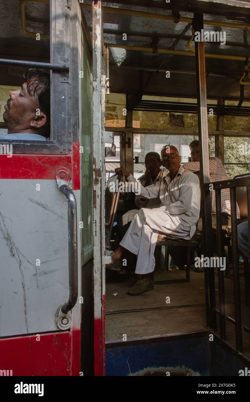 Inde, New Dehli - 24 10 2017 : hommes indiens assis dans le bus. Homme endormi et passagers dans le bus. Transport urbain en Inde. Culture indienne. Banque D'Images
