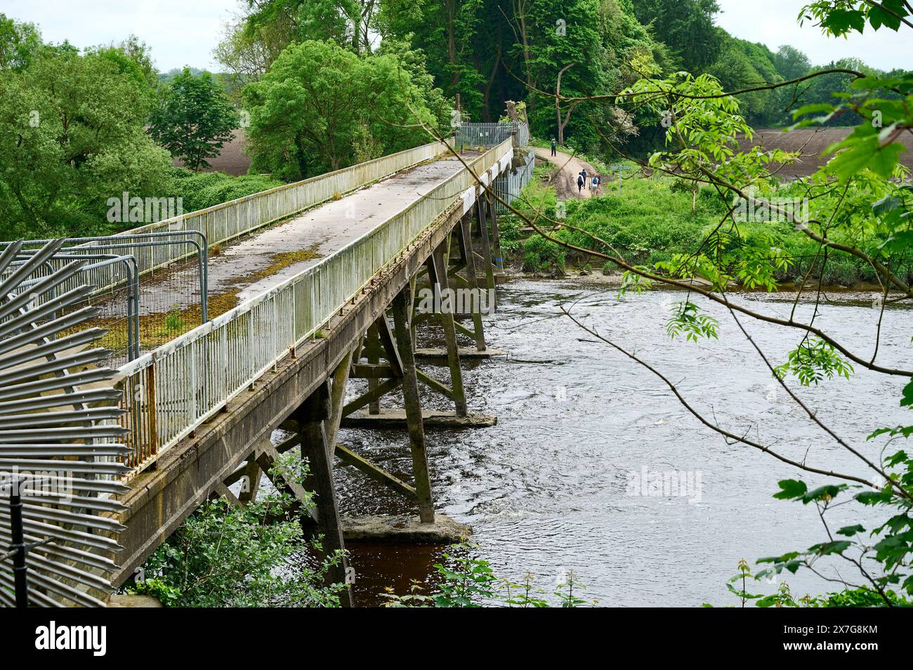 L'ancien pont de tramway sur la rivière Ribble fermé et prêt à être démoli Banque D'Images
