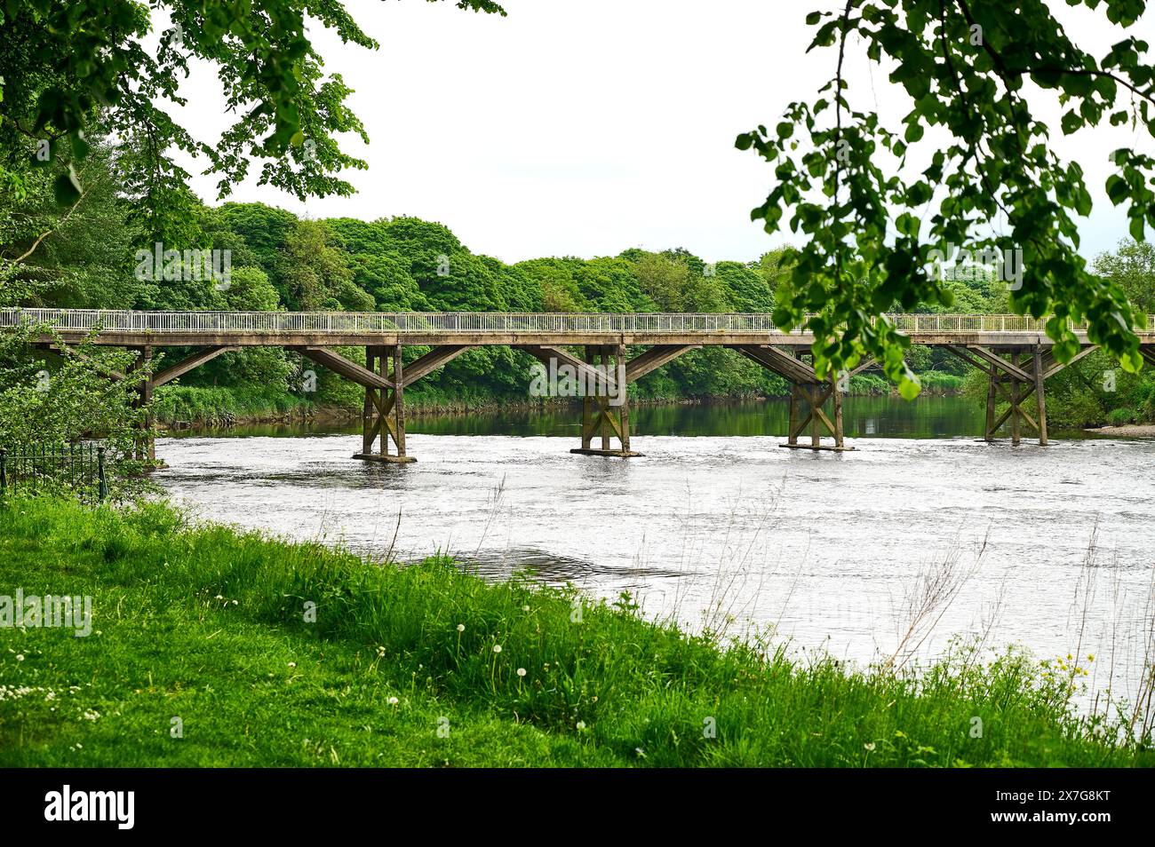 L'ancien pont de tramway sur la rivière Ribble fermé et prêt à être démoli Banque D'Images