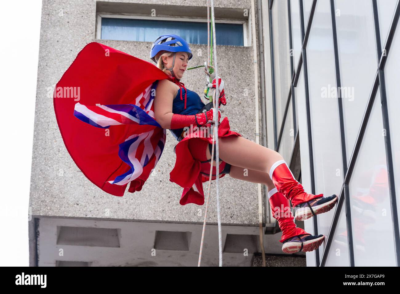 Anna Firth MP descend en rappel les 154 pieds (47 mètres) de la tour principale de l'hôpital Southend pour l'œuvre caritative intitulée Tackle the Tower Banque D'Images