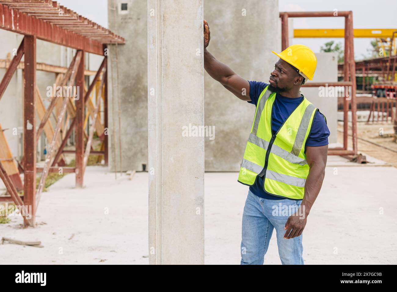 Ingénieur contrôle de qualité dans la fabrication de moulage de béton préfabriqué vérifiant les produits de qualité standard site de construction extérieur, travailleur noir africain Banque D'Images