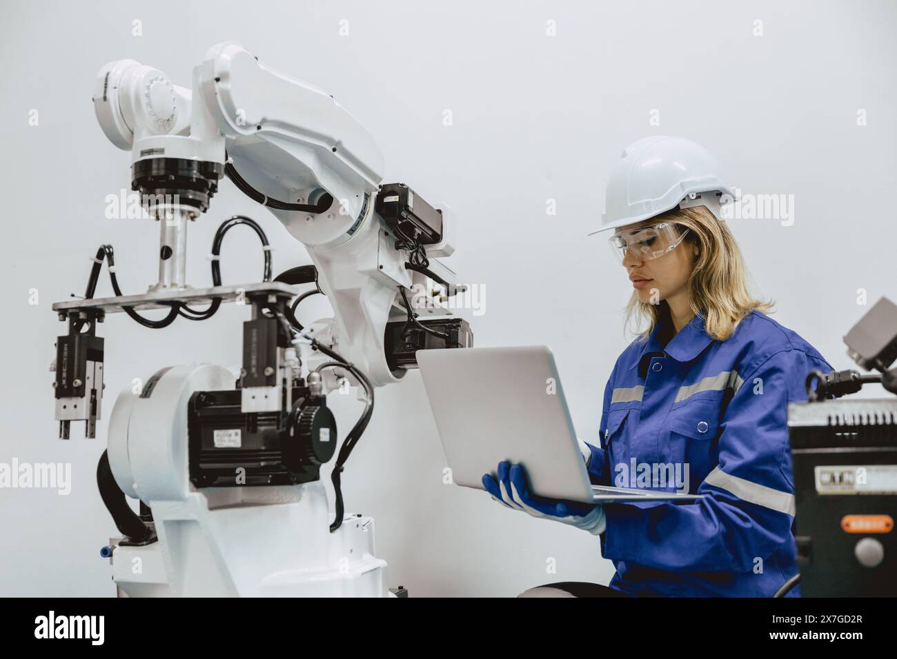 Machine robot de programme d'ingénieur dans l'industrie d'usine robotique de technologie avancée, logiciel de bras de robot de maintenance de service Banque D'Images