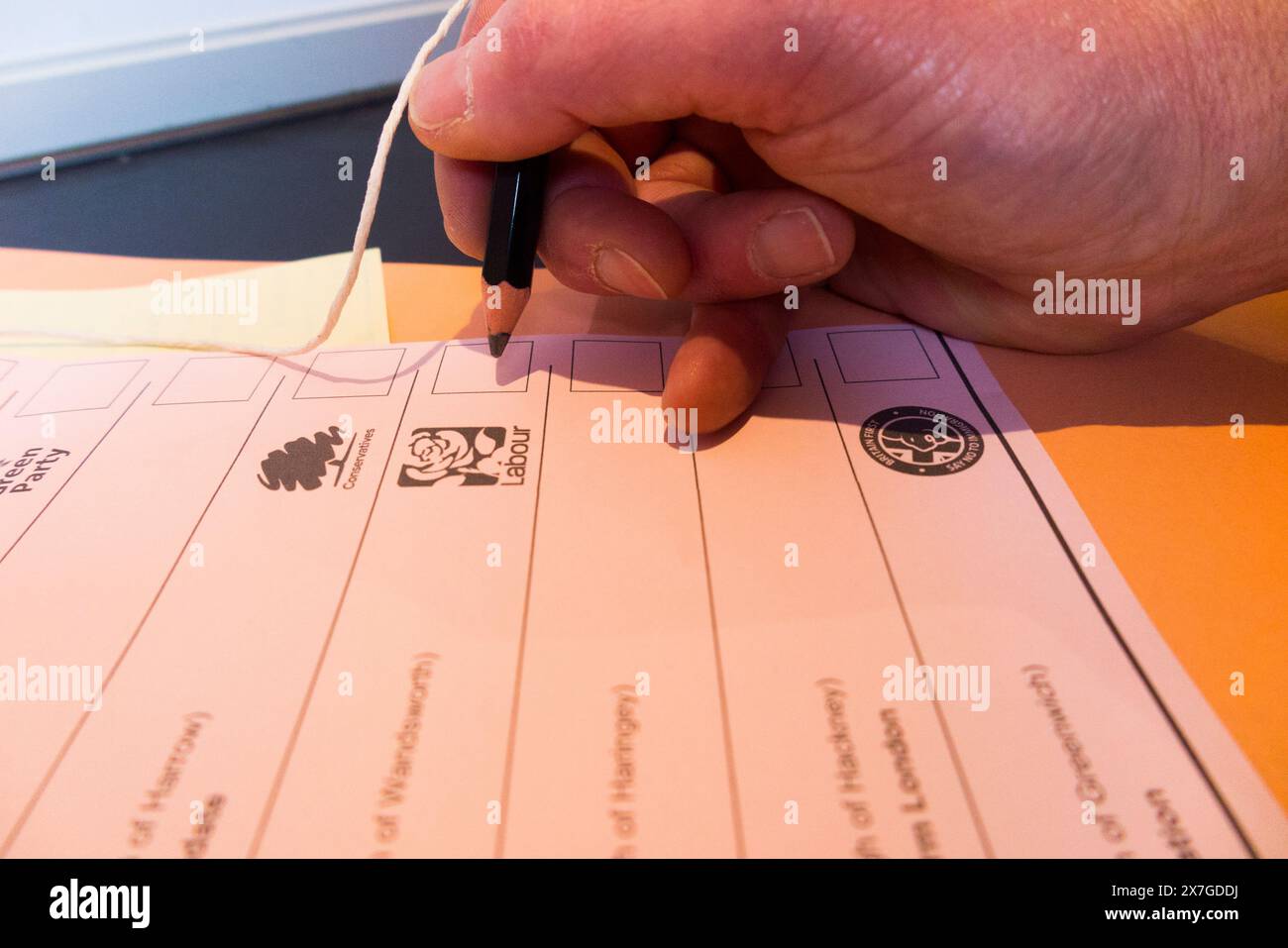 Bulletin de vote et crayon en tant qu'électeur fait le choix de voter et de faire une croix / voter pour un candidat politique à une élection, Royaume-Uni (139) Banque D'Images