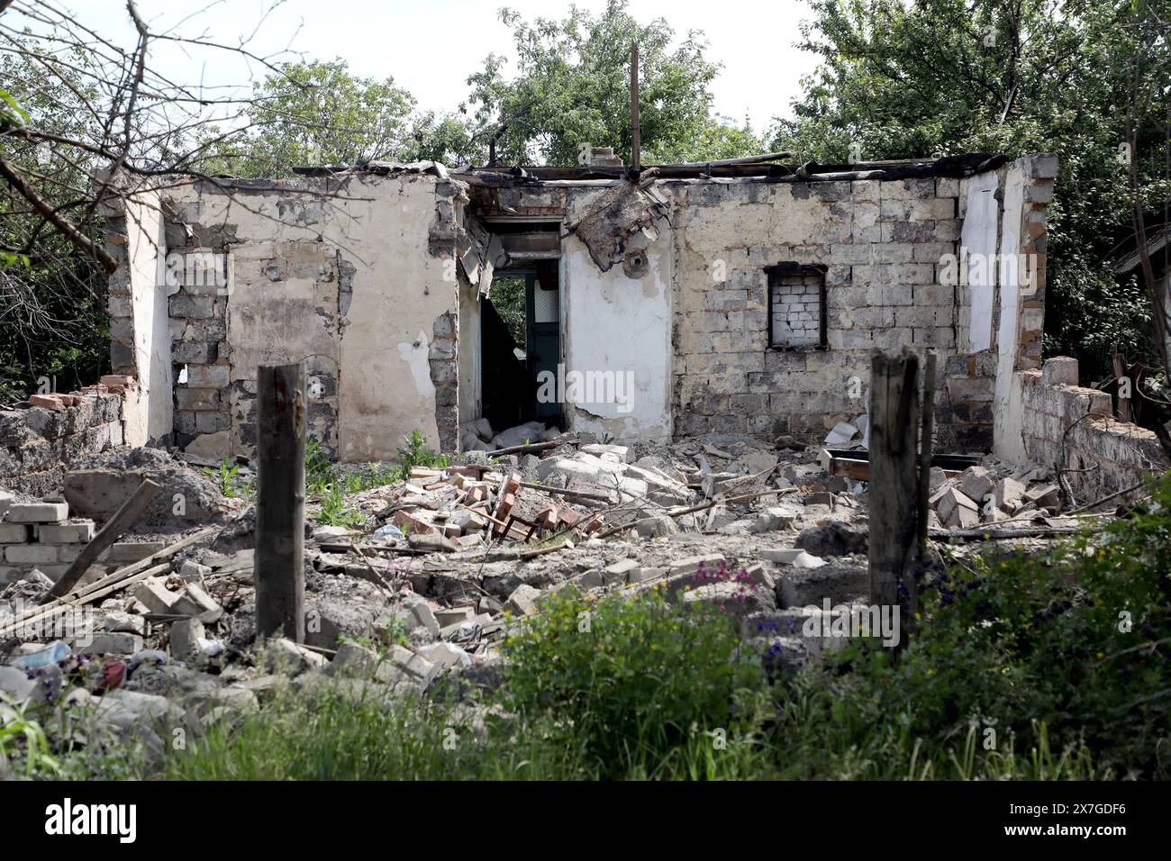 Non exclusif : Chasiv YAR, UKRAINE - 18 MAI 2024 - Une maison est endommagée par des bombardements russes, Chasiv Yar, région de Donetsk, est de l'Ukraine. Banque D'Images