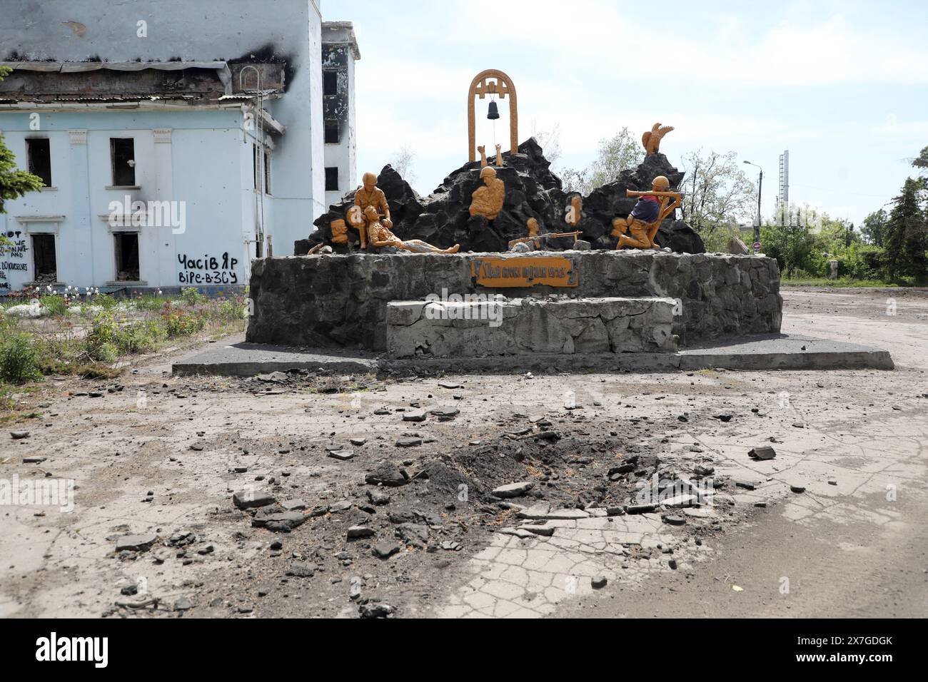 Non exclusif : CHASIV YAR, UKRAINE - 18 MAI 2024 - le monument aux guerriers de la guerre soviéto-afghane est vu à l'extérieur du Palais de la culture destro Banque D'Images