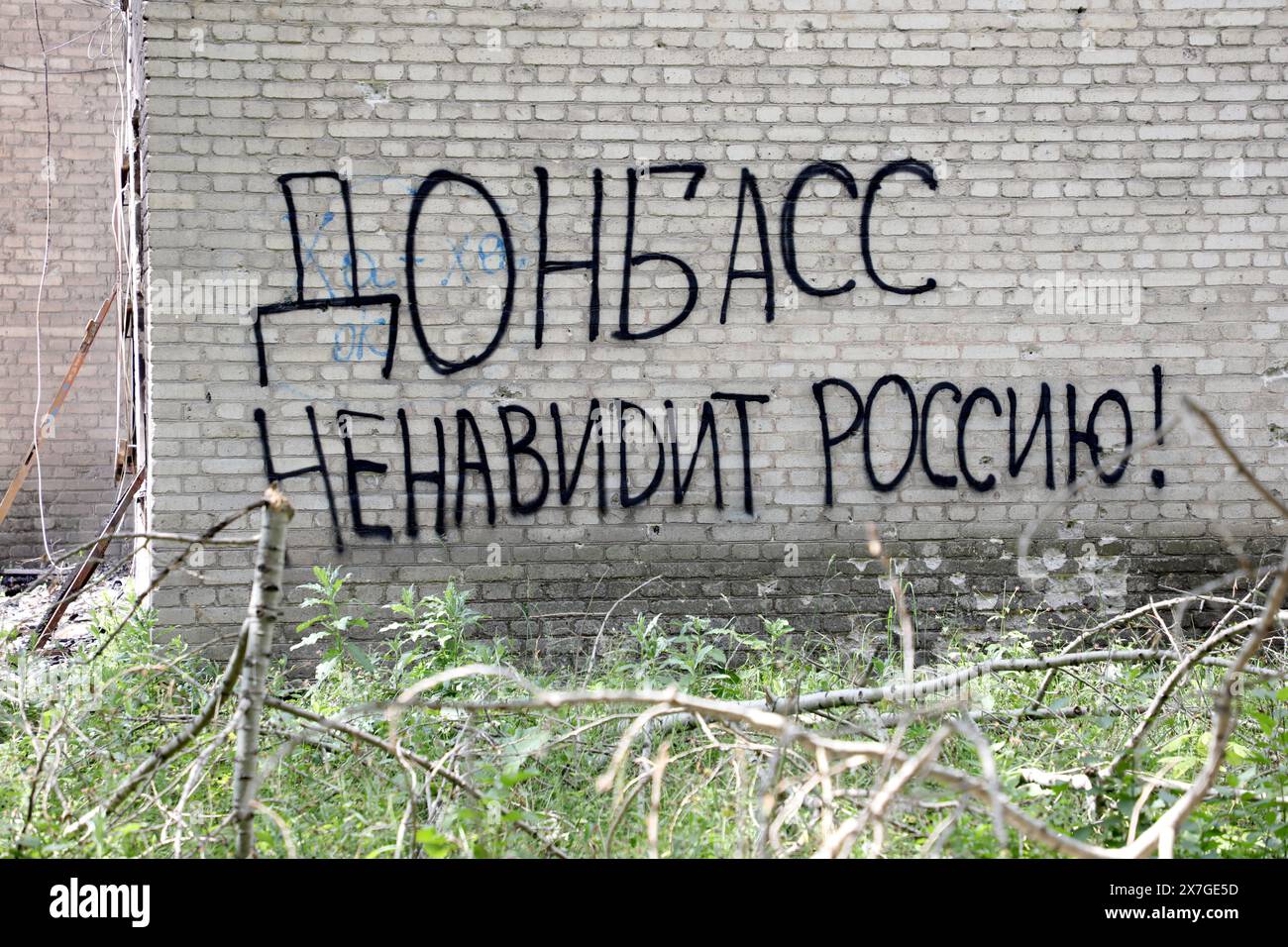 CHASIV YAR, UKRAINE - 18 MAI 2024 - L'inscription en russe ''le Donbass déteste la Russie!'' Est vu sur un immeuble endommagé par des bombardements russes, Chasiv Yar, région de Donetsk, est de l'Ukraine. Banque D'Images