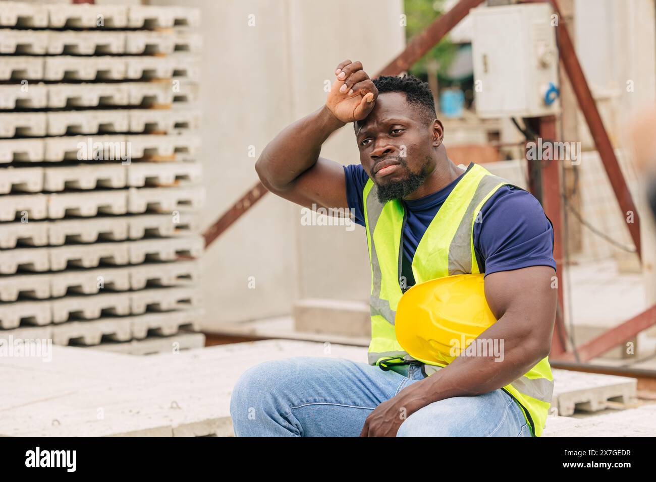 Fatigué stress travailleur dur se sentent mal transpirer du temps chaud dans la journée ensoleillée en plein air, l'impact du réchauffement climatique des Noirs africains. Banque D'Images