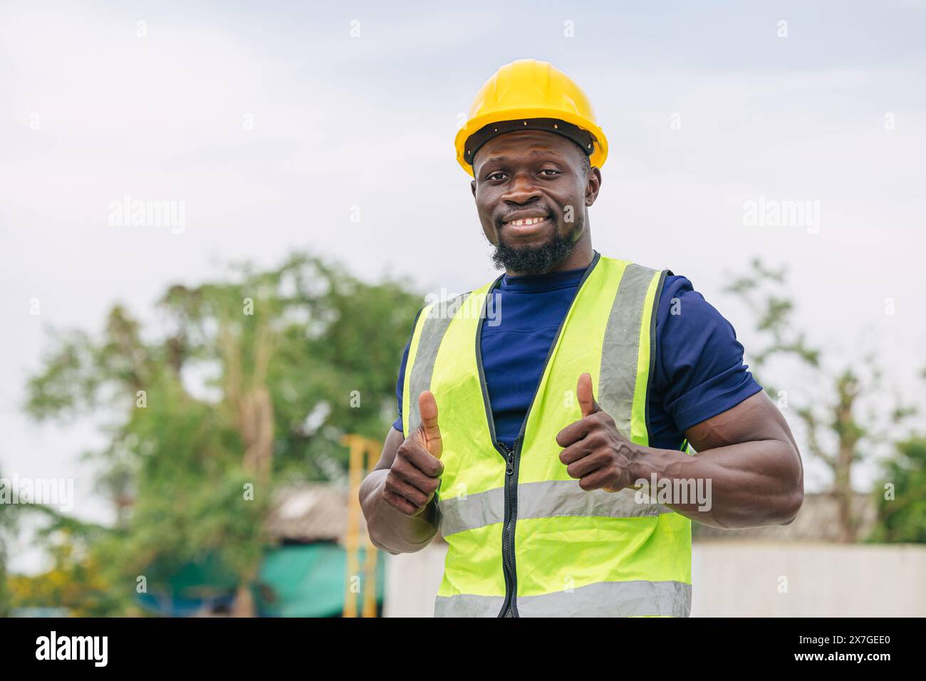 Portrait heureux souriant Africain noir travailleur intelligent contremaître superviseur travaillant à l'extérieur Thumbs Up Banque D'Images