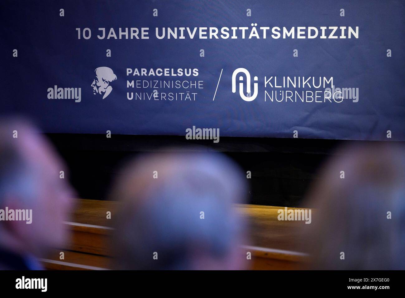 Ein Banner anlässlich des Festakts 10 Jahre Paracelsus Medizinische Privatuniversität PMU Nürnberg im Historischen Rathaussaal der Stadt Nürnberg. Nürnberg, 17.05.2024 Bayern Deutschland *** Une bannière à l'occasion de la cérémonie 10 ans Paracelse Medical University PMU Nuremberg dans la mairie historique de la ville de Nuremberg Nuremberg, 17 05 2024 Bavière Allemagne Copyright : xDwixAnoraganingrumx Banque D'Images