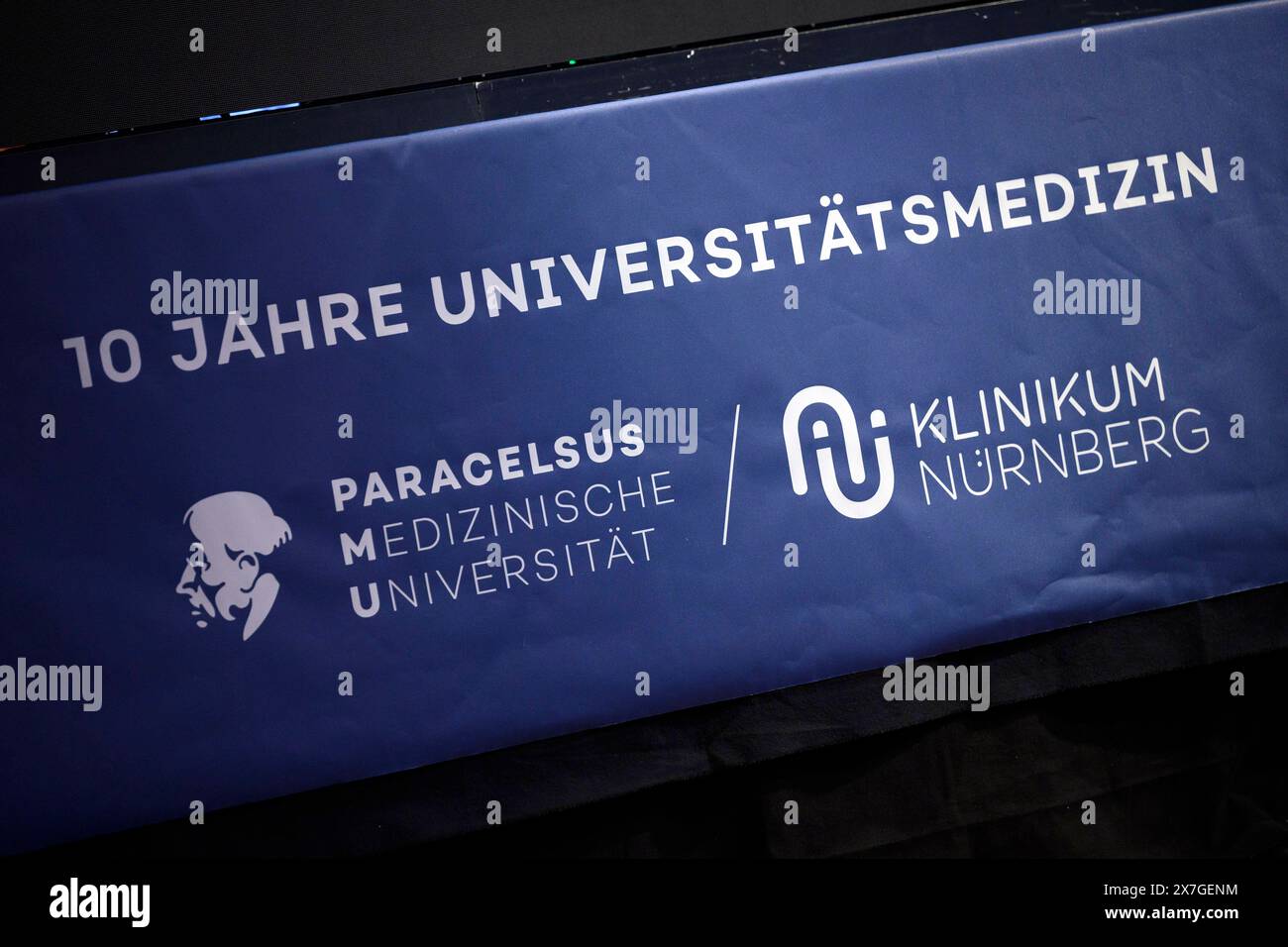Ein Banner anlässlich des Festakts 10 Jahre Paracelsus Medizinische Privatuniversität PMU Nürnberg im Historischen Rathaussaal der Stadt Nürnberg. Nürnberg, 17.05.2024 Bayern Deutschland *** Une bannière à l'occasion de la cérémonie 10 ans Paracelse Medical University PMU Nuremberg dans la mairie historique de la ville de Nuremberg Nuremberg, 17 05 2024 Bavière Allemagne Copyright : xDwixAnoraganingrumx Banque D'Images