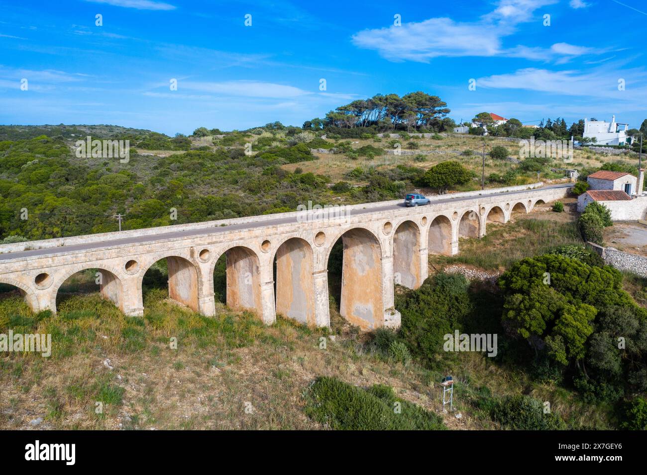 Le pont de pierre de Katouni construit par les Britanniques à Kythira Grèce, avec de grandes arches et des ouvertures rondes. Banque D'Images